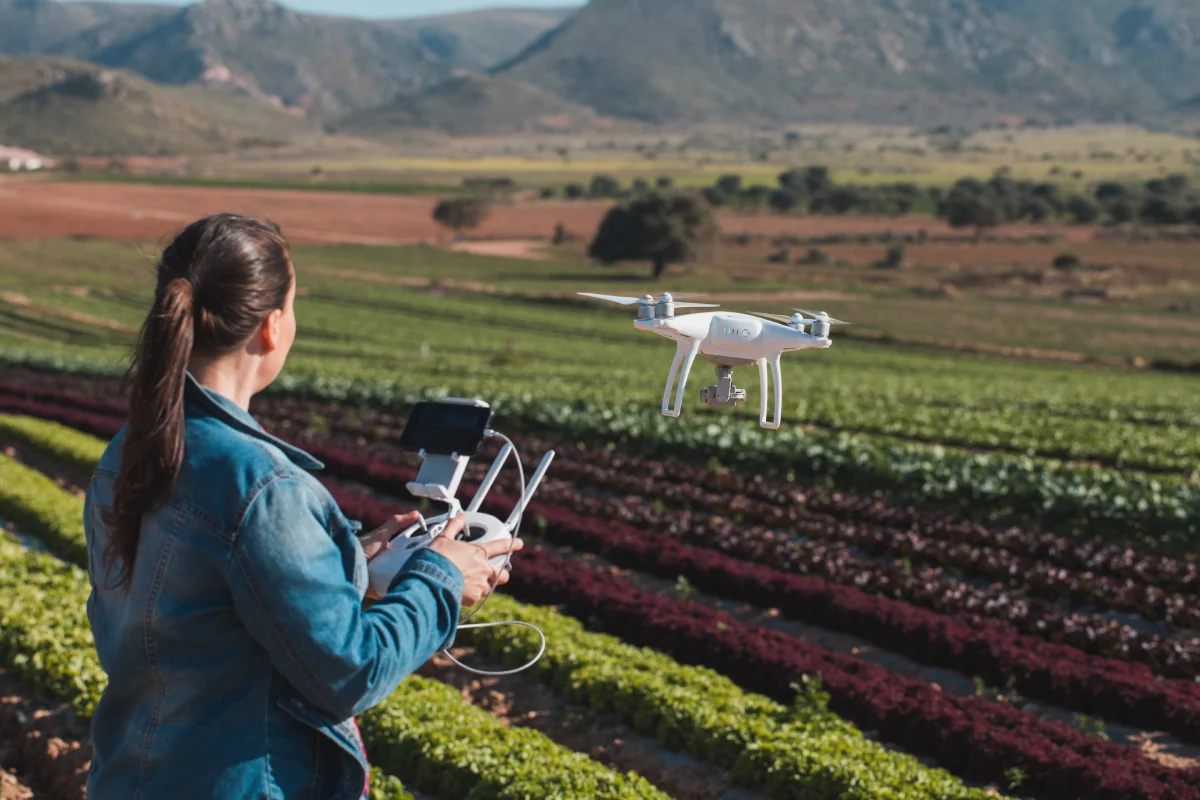 avec un ordinateur portable et un autre drone sur une table à l'extérieur.