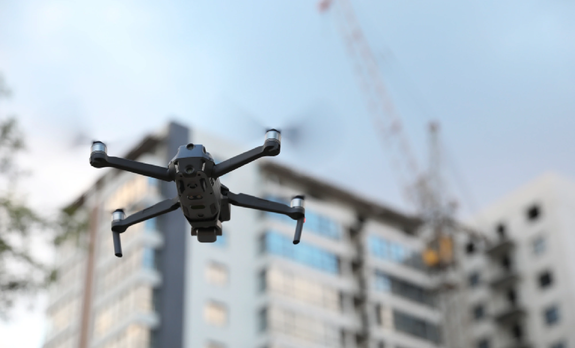 Un drone survole un chantier de construction