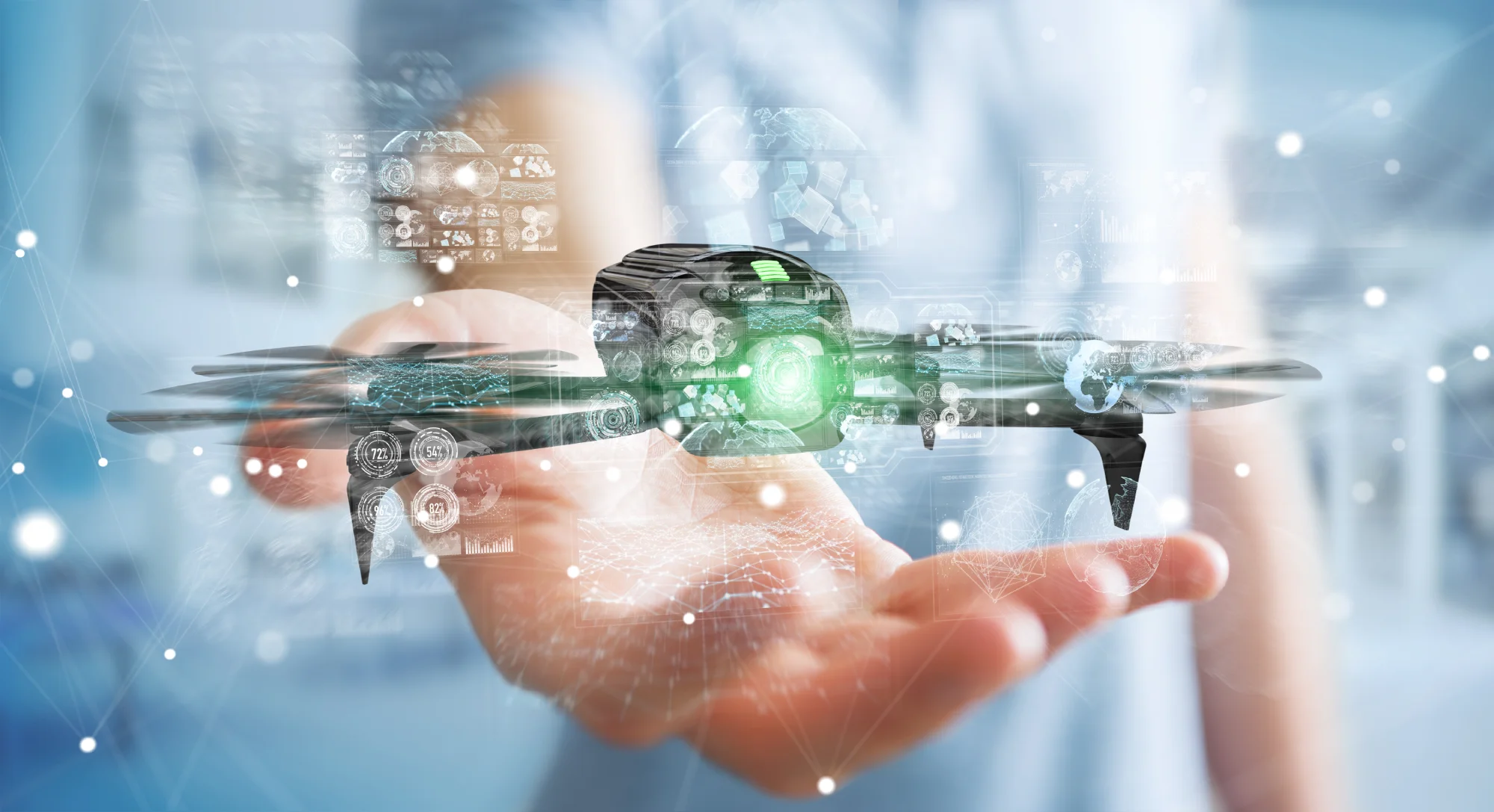 Une main tenant un drone futuriste entouré d'éléments d'interface numérique et de visualisations de données lumineuses sur un arrière-plan flou.